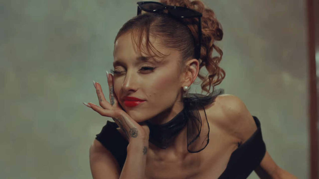 Ariana Grande nel video di Petal