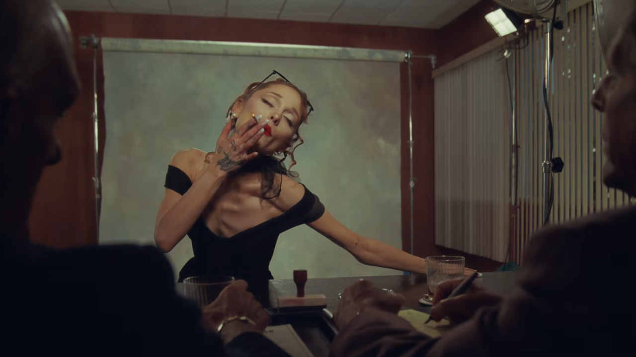 Ariana Grande nel videoclip di Petal