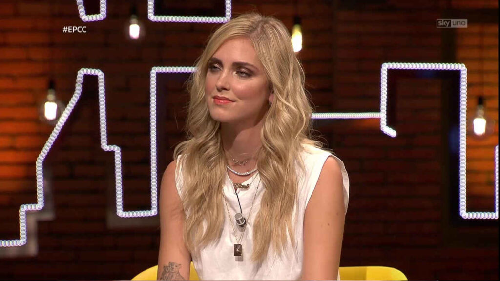 Chiara Ferragni svela i ritocchi estetici fatti e racconta l’ex che la spinse a rifarsi il seno: “È un campanello d’allarme” Chiara Ferragni da Cattelan