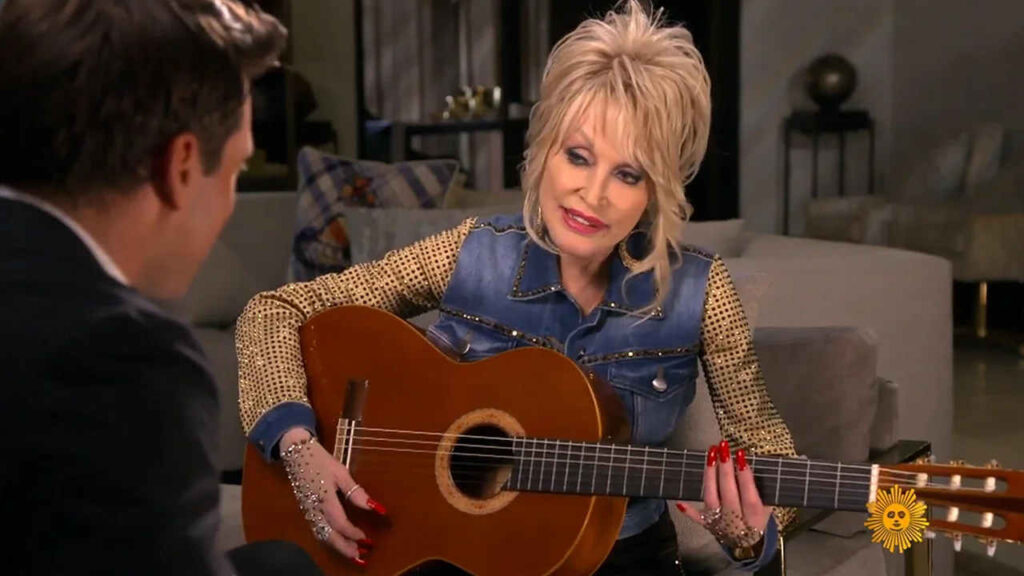 Dolly Parton durante un'intervista tv