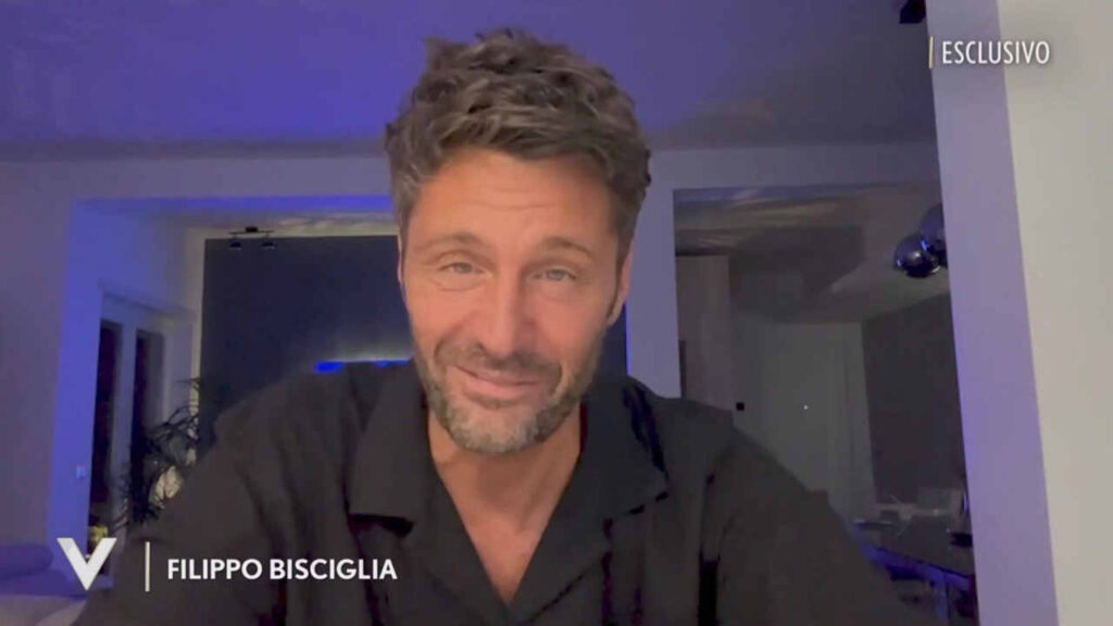 Filippo Bisciglia, la foto dei piedi con lo smalto manda in confusione i fan: “Ma sono i suoi?” Filippo Bisciglia