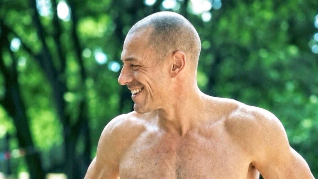 Stefano Accorsi, allenamento con 36 gradi: la foto a torso nudo manda in tilt i fan Stefano Accorsi con il fisico allenato