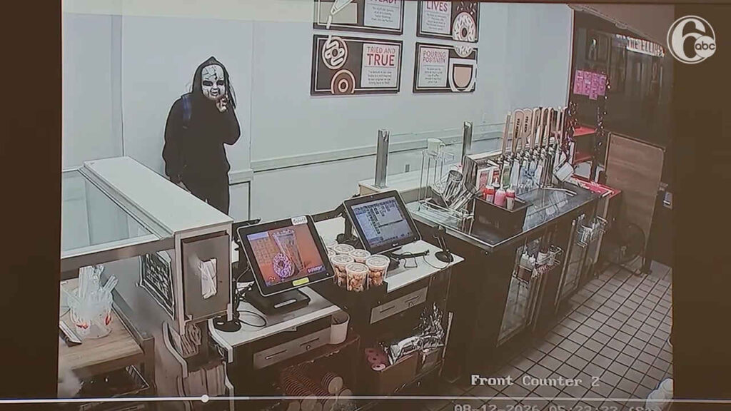 L'uomo mascherato da bambola Chucky a Philadelphia