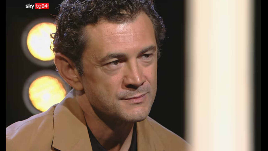 Vinicio Marchioni e il tumore alle ossa, la confessione dopo anni: “Per fortuna è andato tutto bene” Vinicio Marchioni
