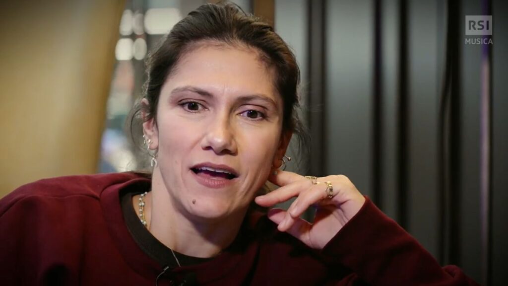 Elisa durante un'intervista