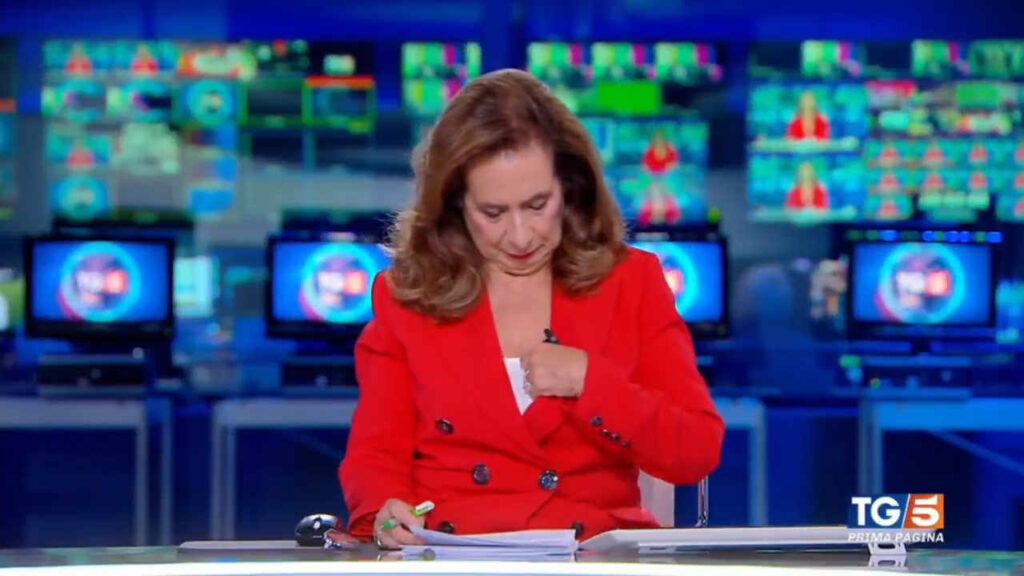 Cesara Buonamici, qualcosa va storto al TG5: il video in diretta diventa virale Cesara Buonamici - fuorionda al Tg 5