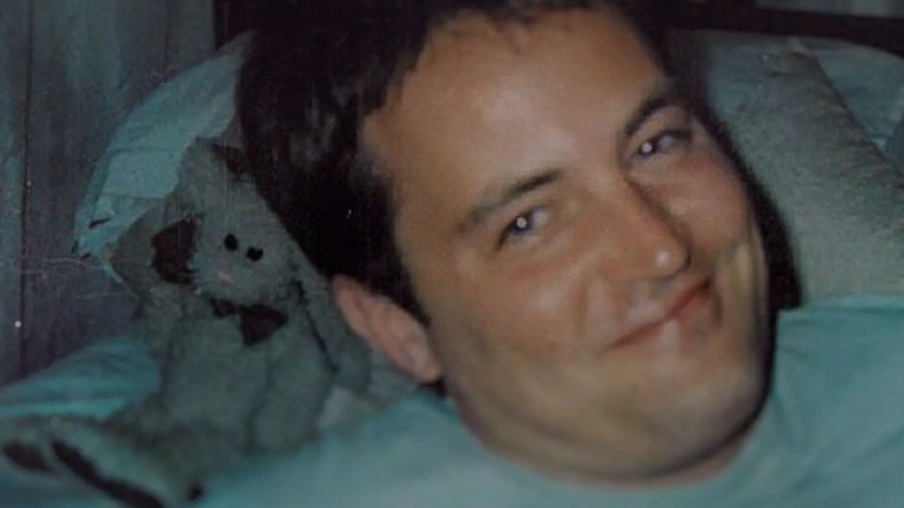 Un immagine del documentario The One About Matthew Perry. Fonte: Netflix.