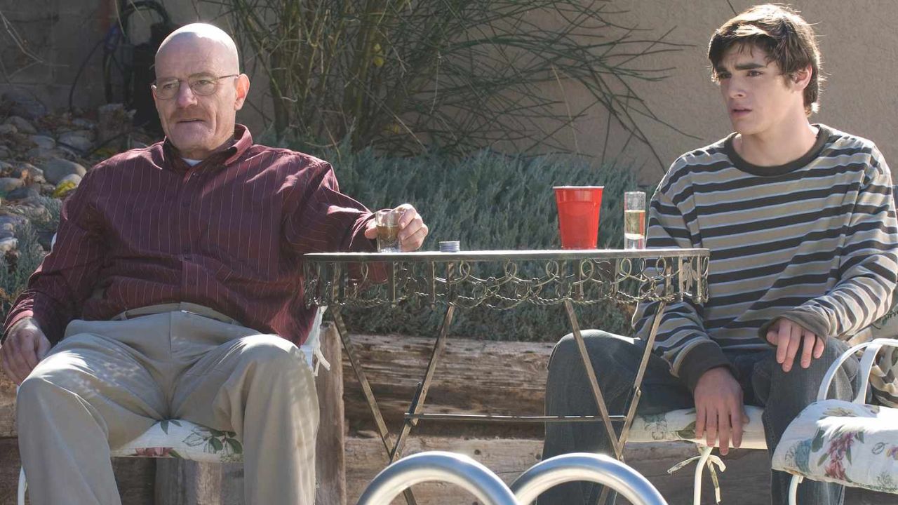 Bryan Cranston e RJ Mitte in una scena di Breaking Bad (fonte: Amc)