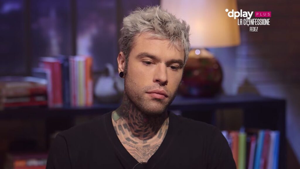 Fedez tira in ballo la famiglia Berlusconi e attacca Selvaggia Lucarelli: “Ma che stai a dì?” Fedez durante un'intervista
