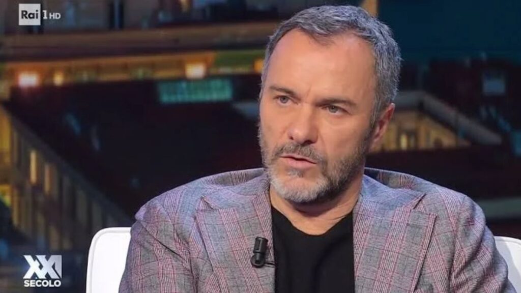 Massimiliano Gallo e la paternità a 58 anni: il timore per la figlia Artemisia e il ruolo della moglie Shalana Massimiliano Gallo
